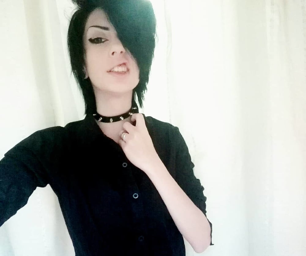 Sexy alternativa chica emo con lengua larga
 #96025069