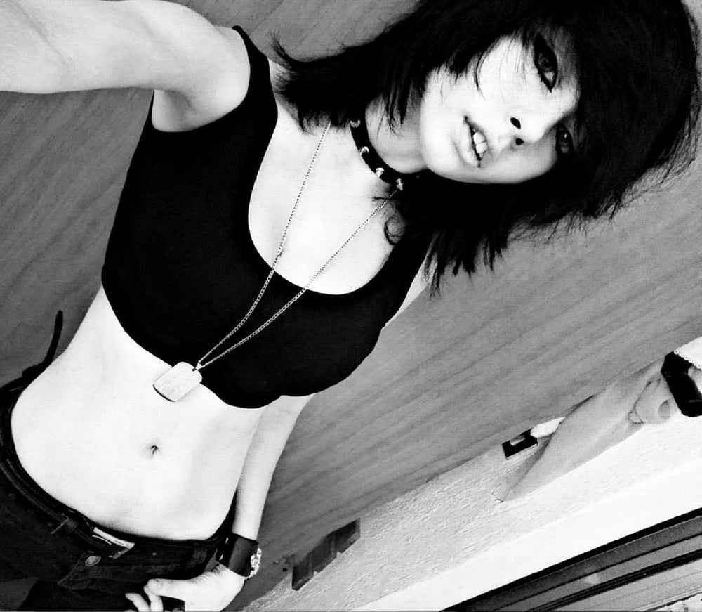 Sexy ragazza alternativa emo con lingua lunga
 #96025072