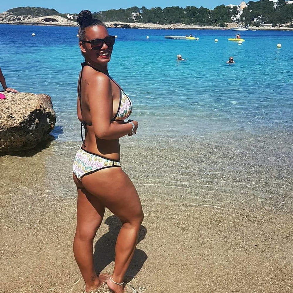 Amateur holländische Krankenschwester cheryl mit riesigen Titten im Bikini
 #81546166