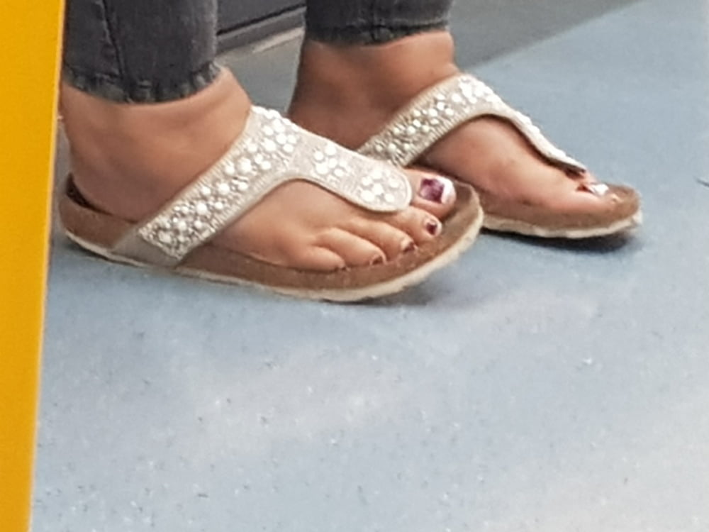 ぽっちゃりしたラテン系の女性の足を撮る
 #81299541