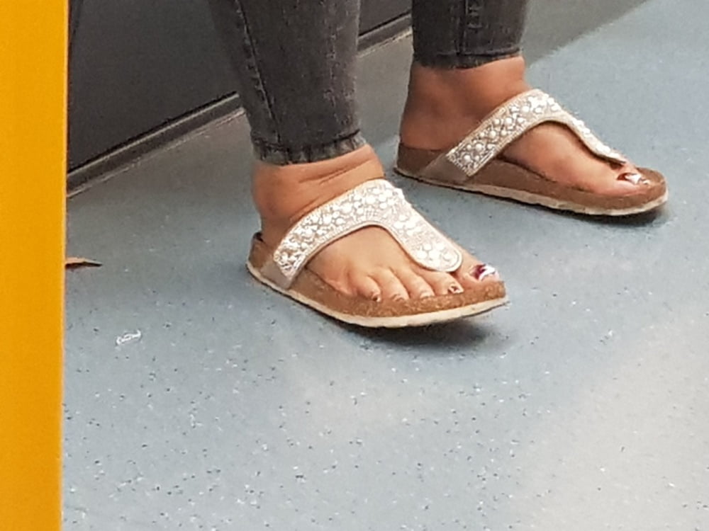 ぽっちゃりしたラテン系の女性の足を撮る
 #81299550