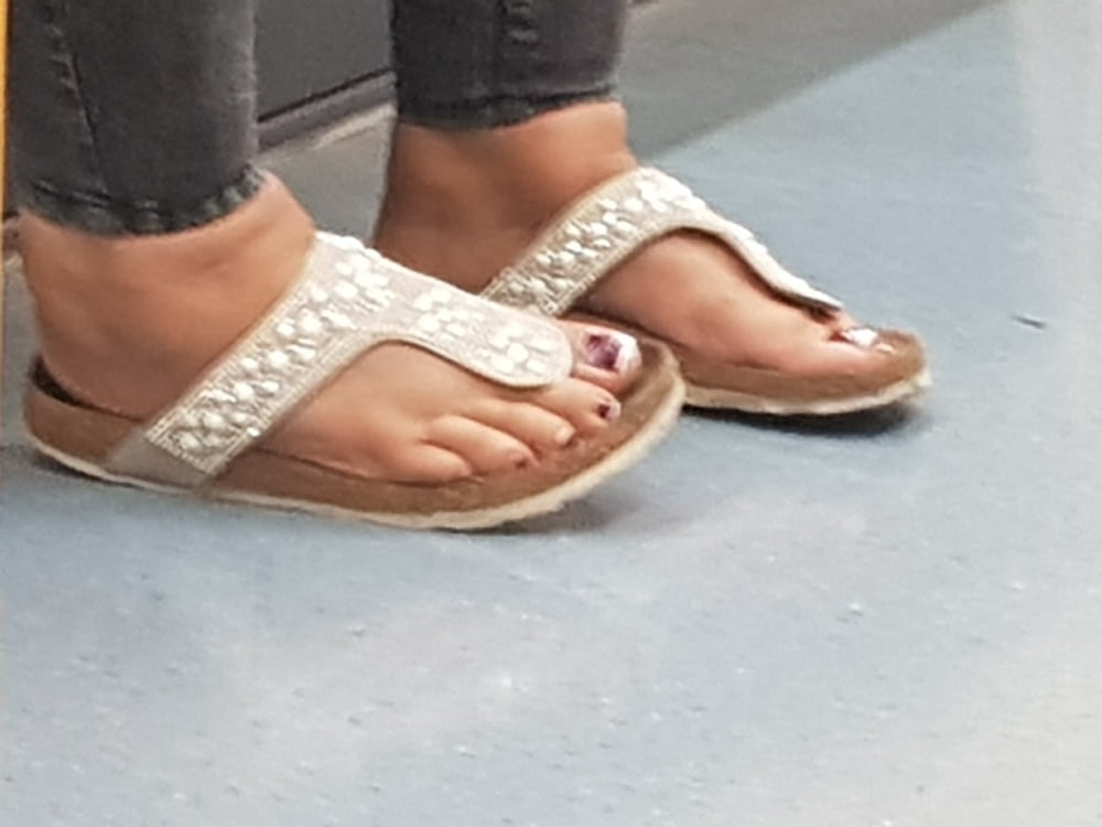 ぽっちゃりしたラテン系の女性の足を撮る
 #81299553