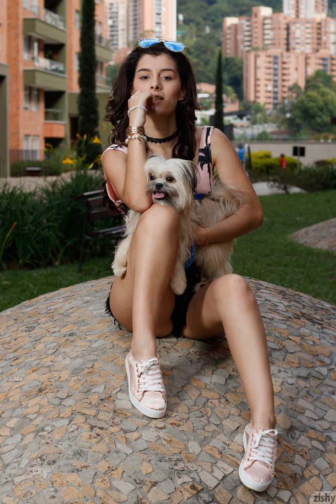 セクシーな女性のV8
 #99723436