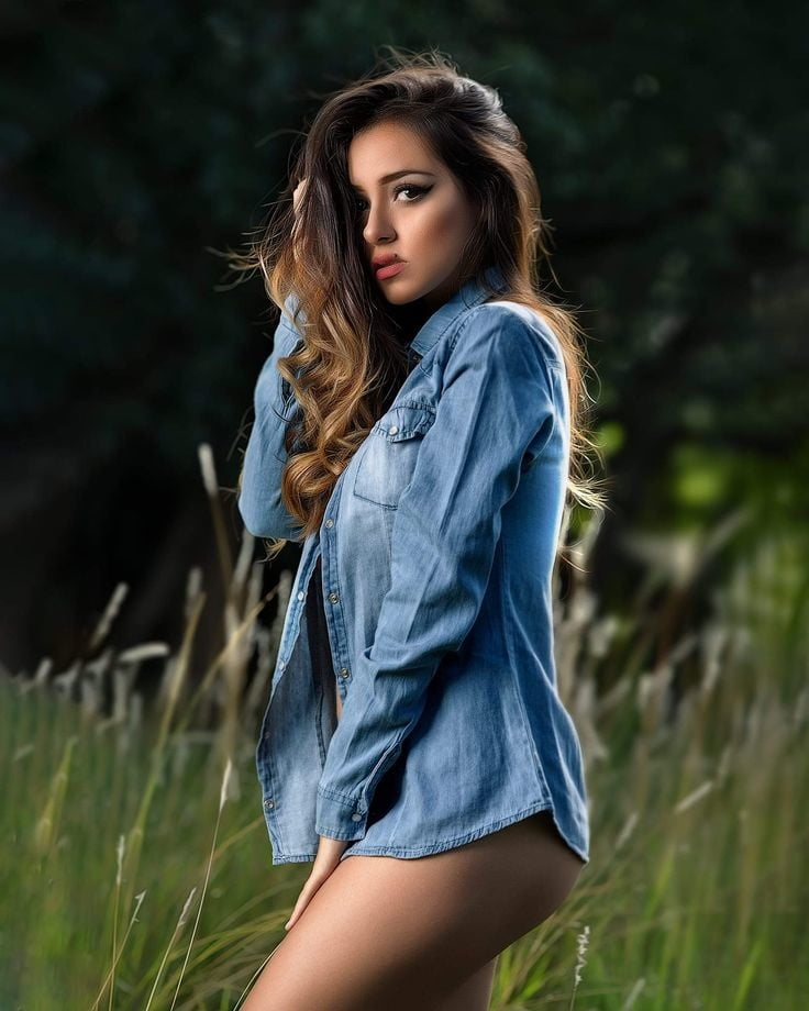 セクシーな女性のV8
 #99723475