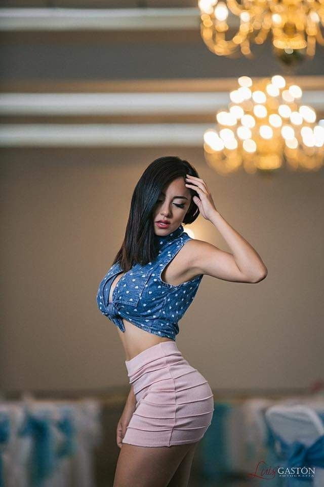 セクシーな女性のV8
 #99723488