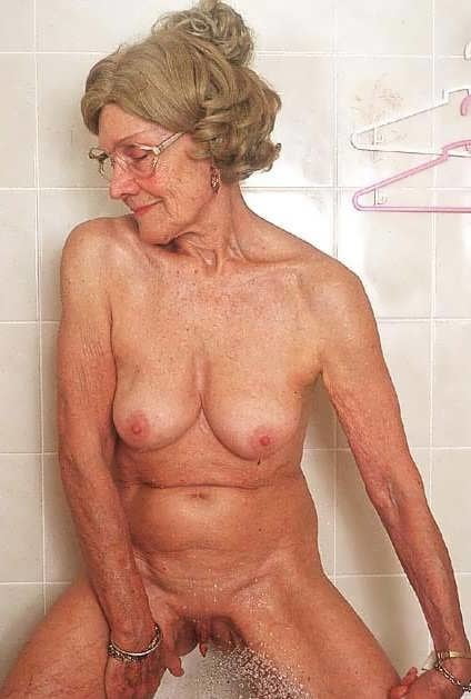 Grannies avec des seins flasques #1
 #87928417