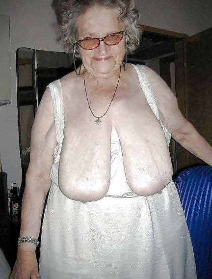 Grannies avec des seins flasques #1
 #87928436