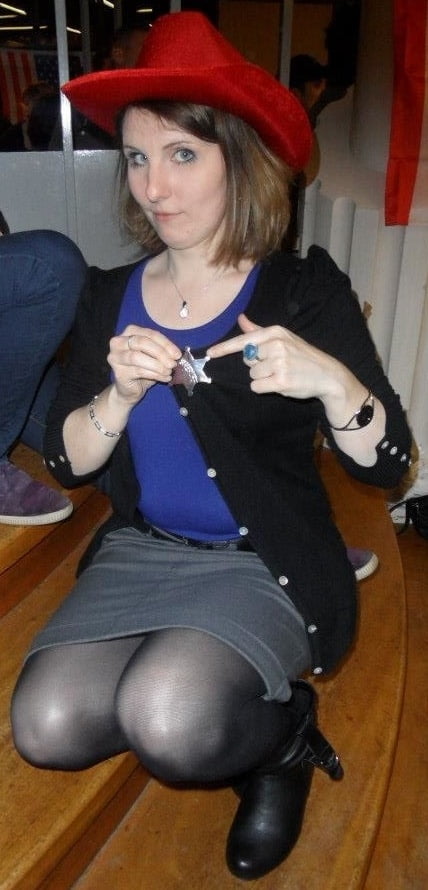 Mujeres vestidas
 #103610114