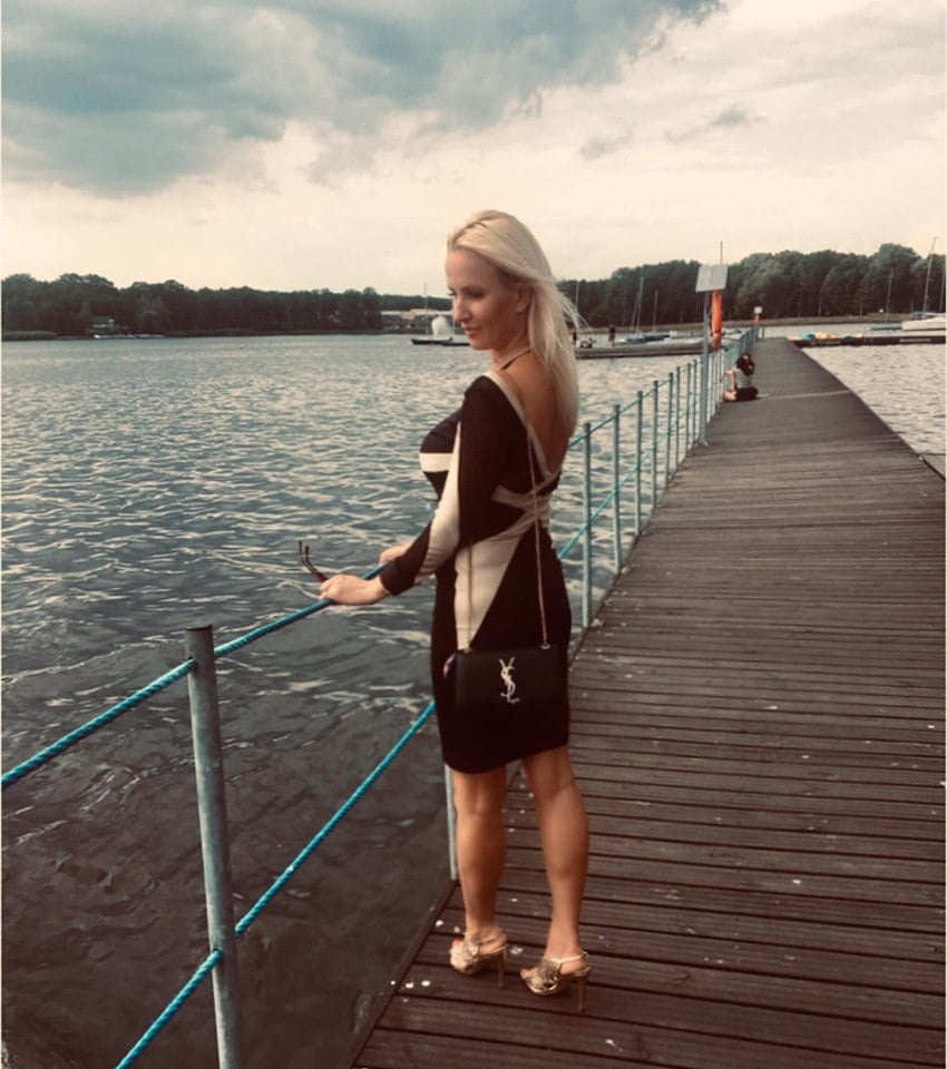 Mujeres vestidas
 #103610116