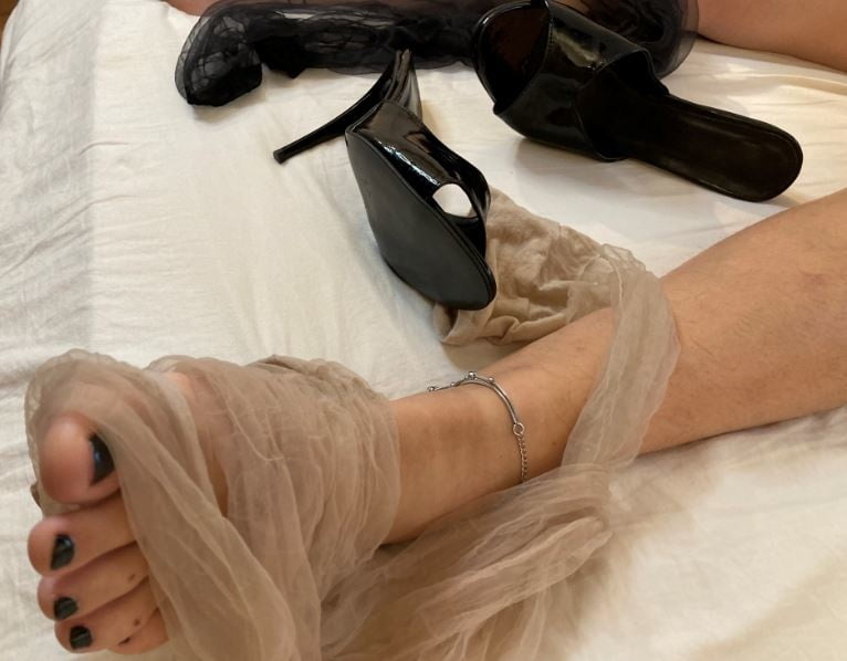 Stiletto mules e calze di nylon
 #106577029