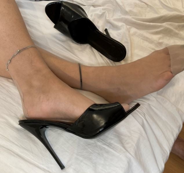 Stiletto Pantoletten und Nylonstrümpfe
 #106577067