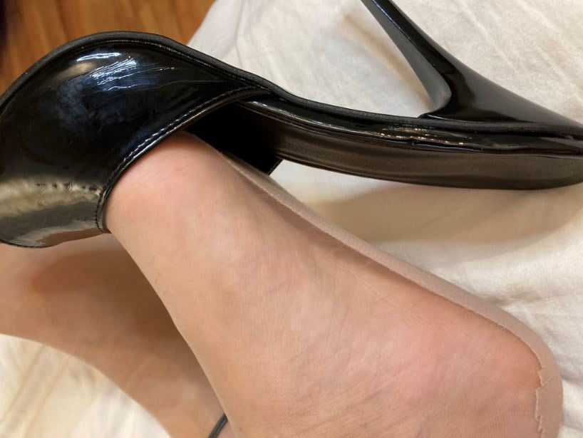 Stiletto Pantoletten und Nylonstrümpfe
 #106577082