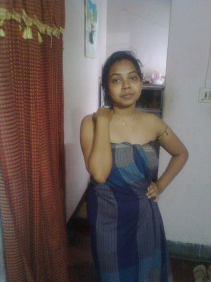 Stripping Frau desi indischen
 #80819741