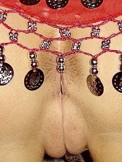 Une salope latina sexy se déshabille, montre son cul et ses seins, suce et baise.
 #101433781