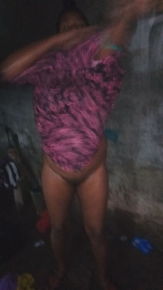 Femme indienne desi villger se baignant photo nue chaude
 #95043690