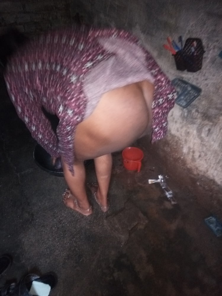 Femme indienne desi villger se baignant photo nue chaude
 #95043691