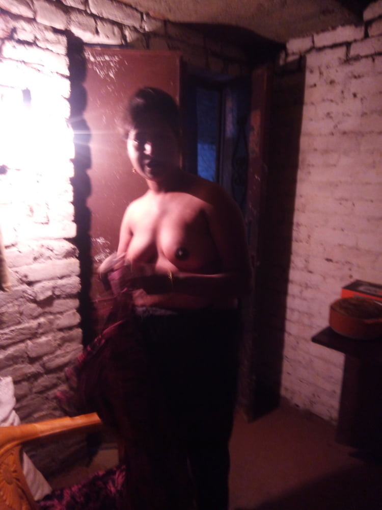 Femme indienne desi villger se baignant photo nue chaude
 #95043692