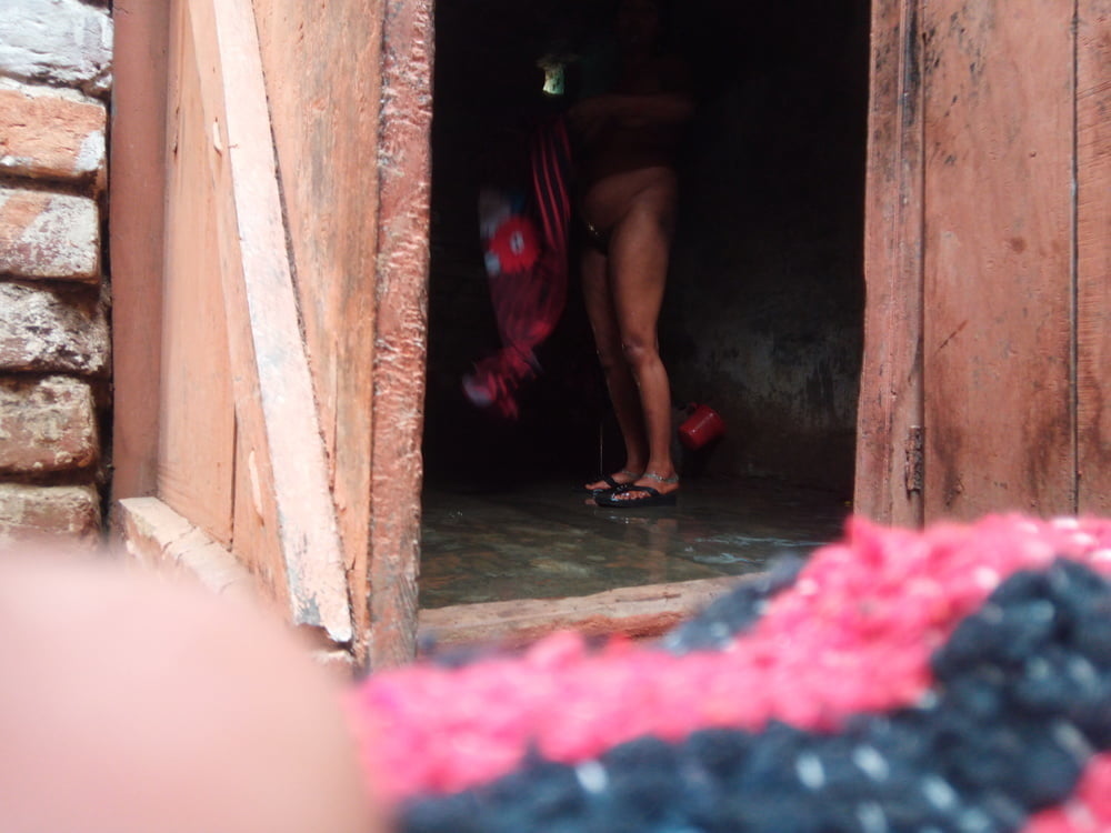 Femme indienne desi villger se baignant photo nue chaude
 #95043697