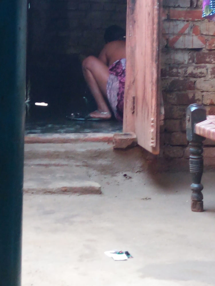 Femme indienne desi villger se baignant photo nue chaude
 #95043699