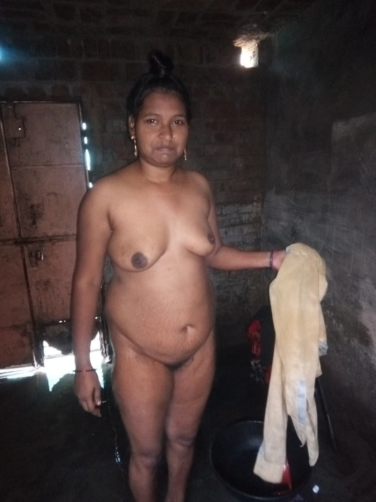 Femme indienne desi villger se baignant photo nue chaude
 #95043700