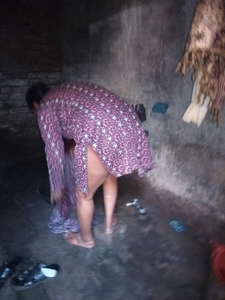 Femme indienne desi villger se baignant photo nue chaude
 #95043705