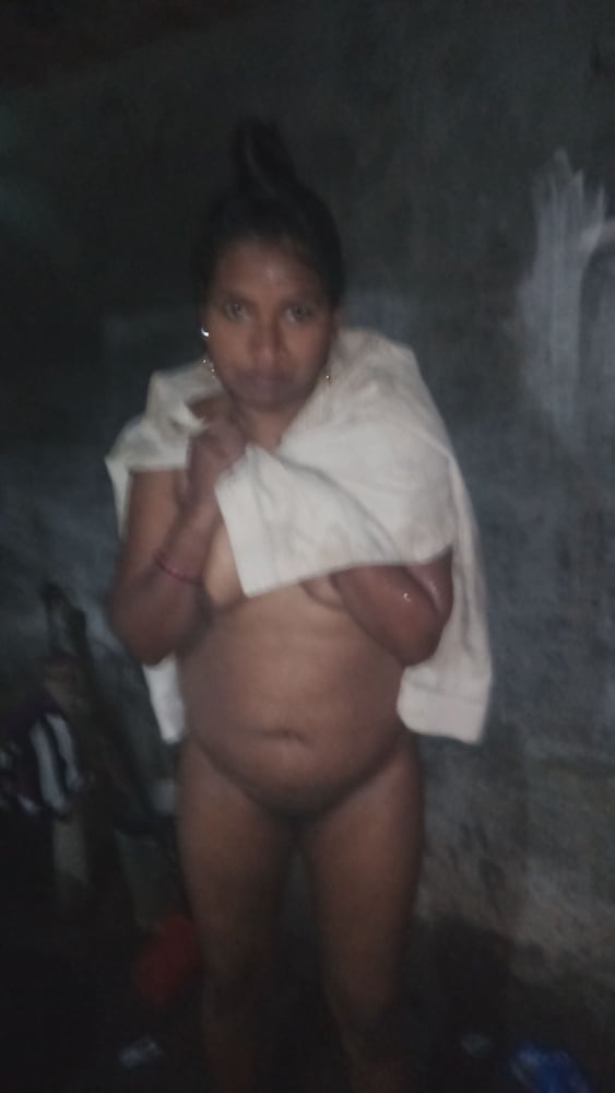 Femme indienne desi villger se baignant photo nue chaude
 #95043715