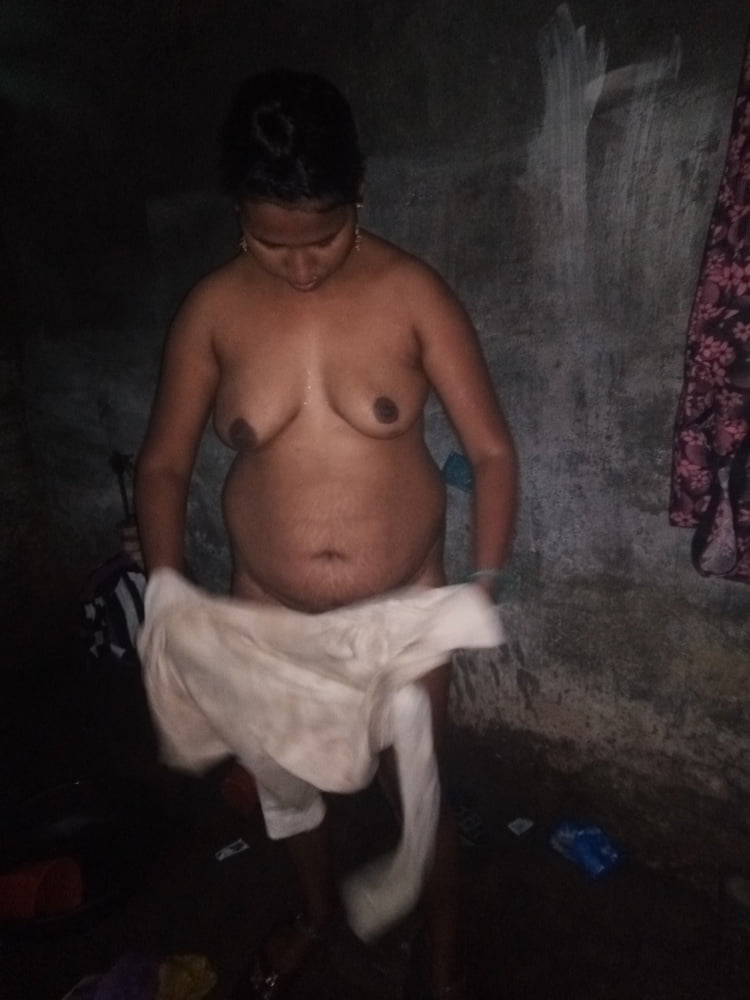 Femme indienne desi villger se baignant photo nue chaude
 #95043719