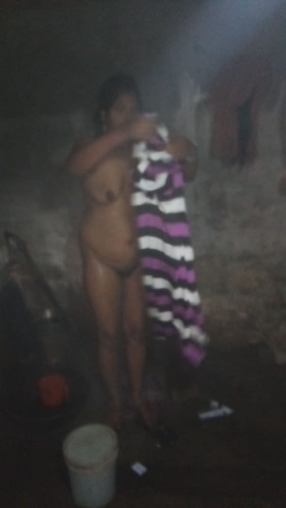 Femme indienne desi villger se baignant photo nue chaude
 #95043723