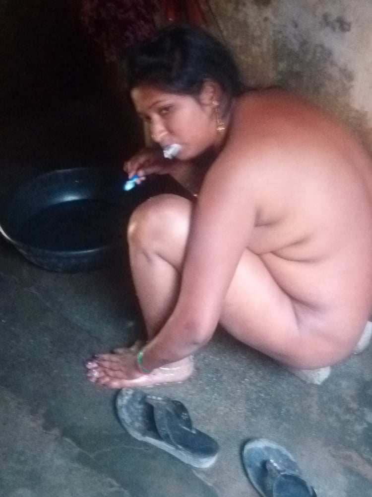 Femme indienne desi villger se baignant photo nue chaude
 #95043727