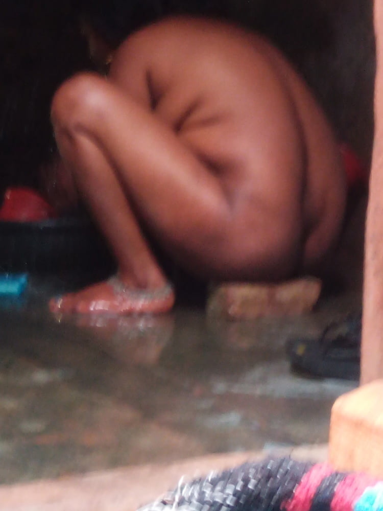 Femme indienne desi villger se baignant photo nue chaude
 #95043739