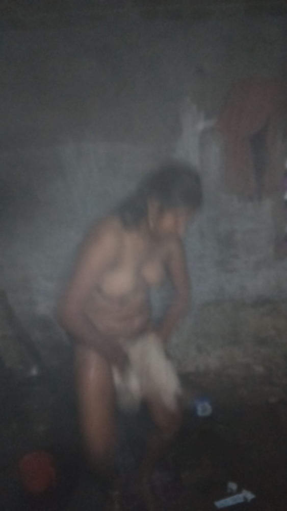 Femme indienne desi villger se baignant photo nue chaude
 #95043741