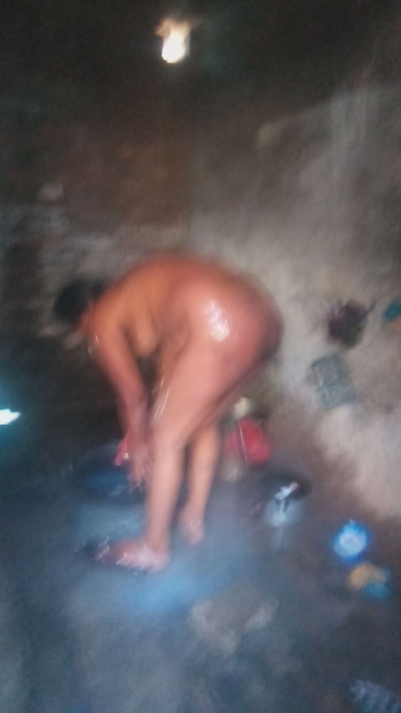 Moglie indiana desi villger che fa il bagno caldo nudo pic
 #95043745