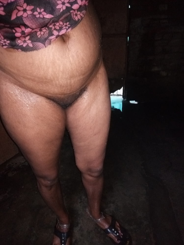 Femme indienne desi villger se baignant photo nue chaude
 #95043747