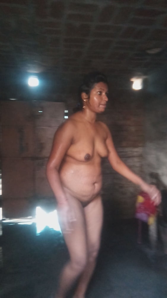 Femme indienne desi villger se baignant photo nue chaude
 #95043758