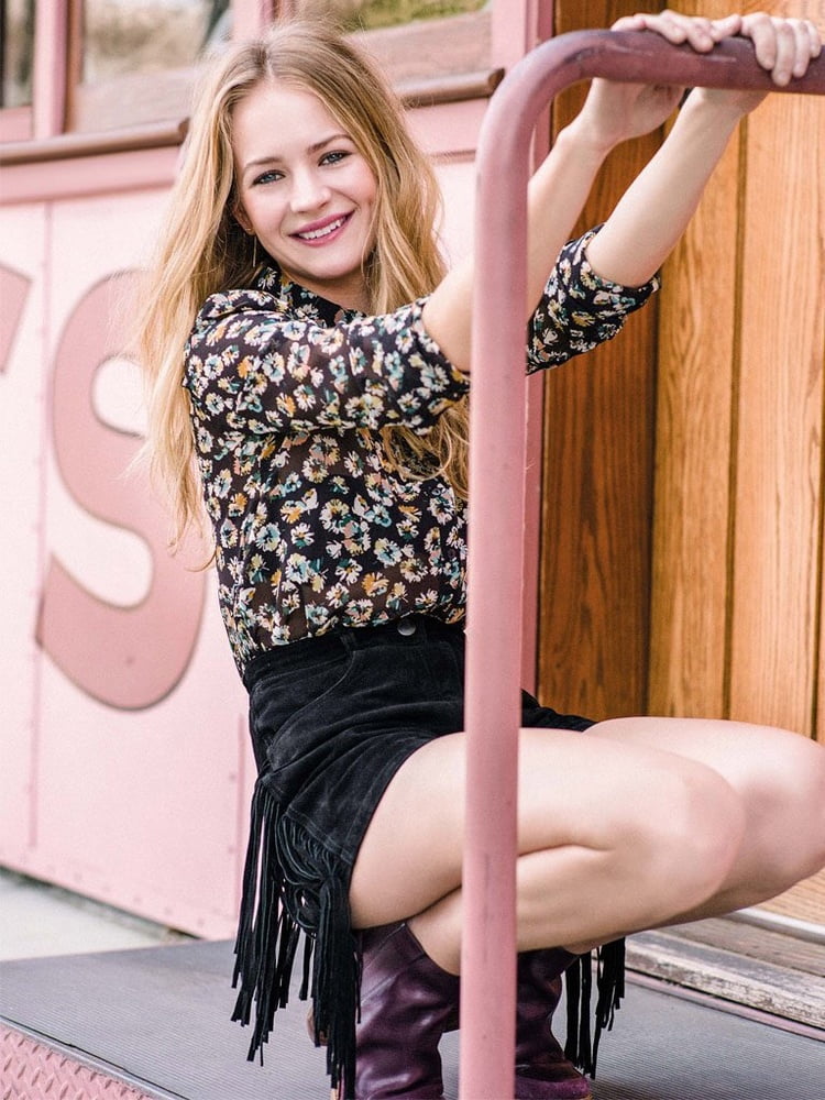 Britt robertson est si chaude que je veux la lécher !
 #106194845