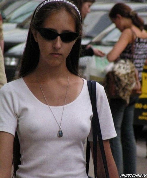 Sexy braless pokie nipples machen ihn hart #106397471