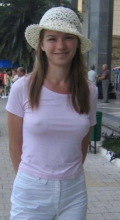 Sexy braless pokie nipples machen ihn hart #106397504