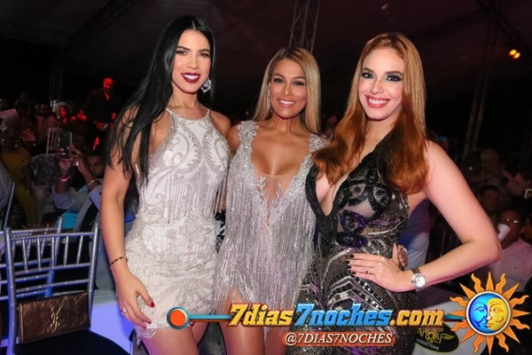 Hermosas mujeres latinas en trajes sexy
 #90483660