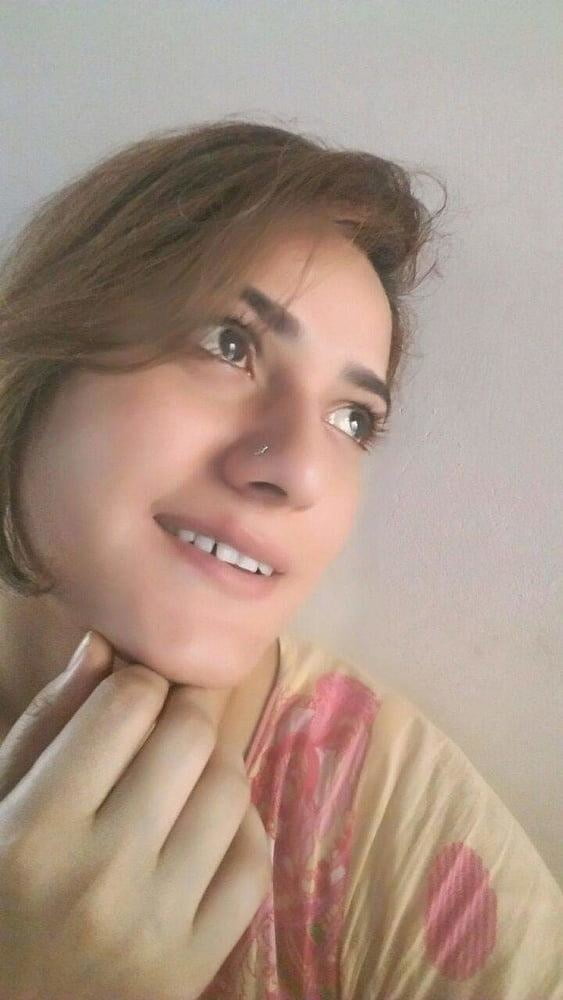 Nuova ragazza musulmana sposata che mostra le tette
 #80054636