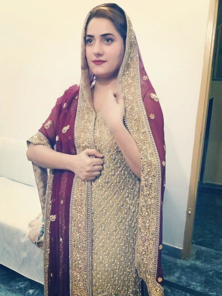 Nouvelle fille musulmane mariée montrant ses seins
 #80054641