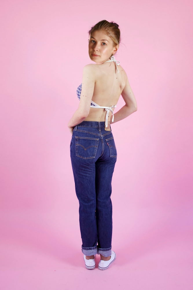 Rosamind pike faked wearing levis jeans
 #80418507