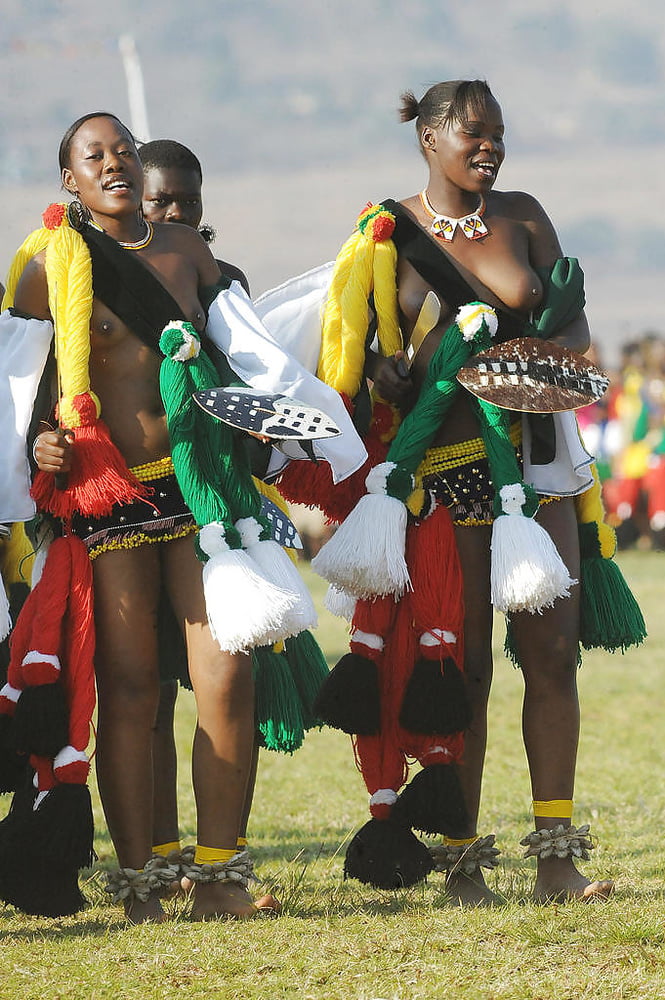 アフリカの部族 - 美しい女性のグループ
 #92695954