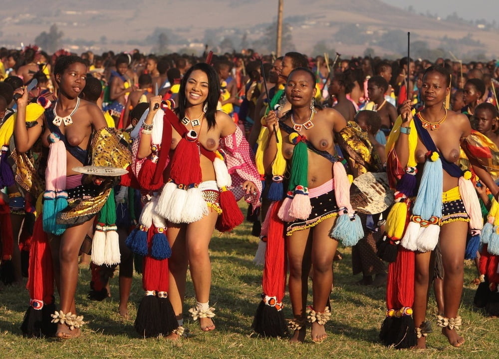アフリカの部族 - 美しい女性のグループ
 #92695956
