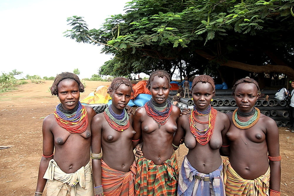 Afrikanische Stämme - Gruppe von schönen Frauen
 #92695962