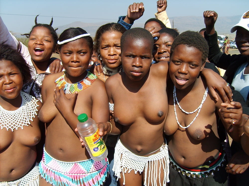 アフリカの部族 - 美しい女性のグループ
 #92695970
