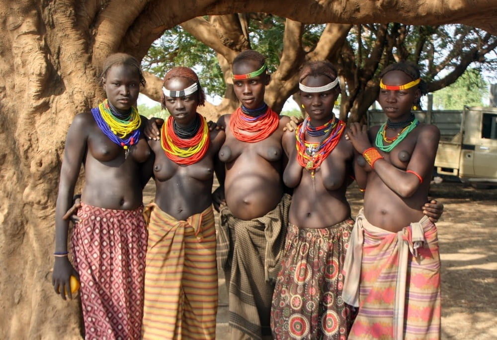 アフリカの部族 - 美しい女性のグループ
 #92695983