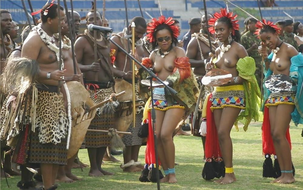 アフリカの部族 - 美しい女性のグループ
 #92695989