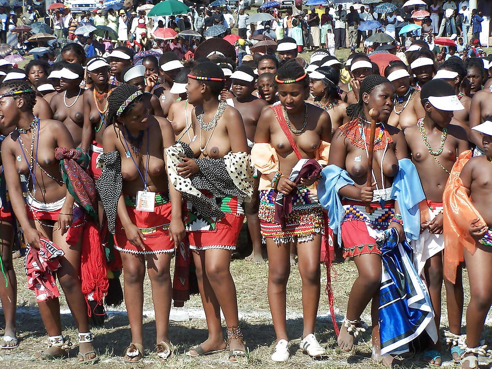 アフリカの部族 - 美しい女性のグループ
 #92695993