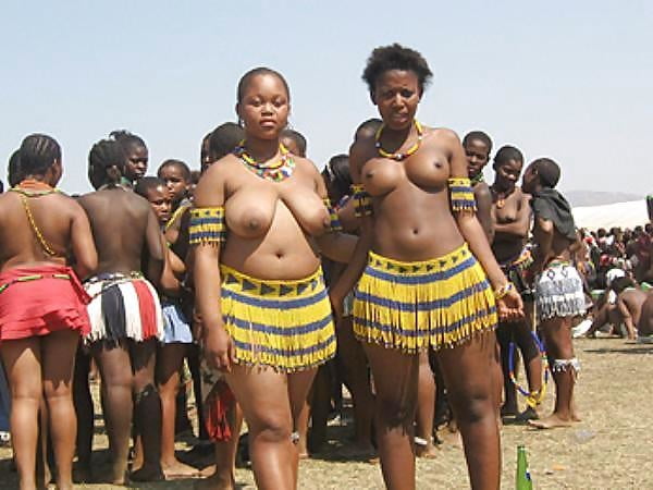 アフリカの部族 - 美しい女性のグループ
 #92695997