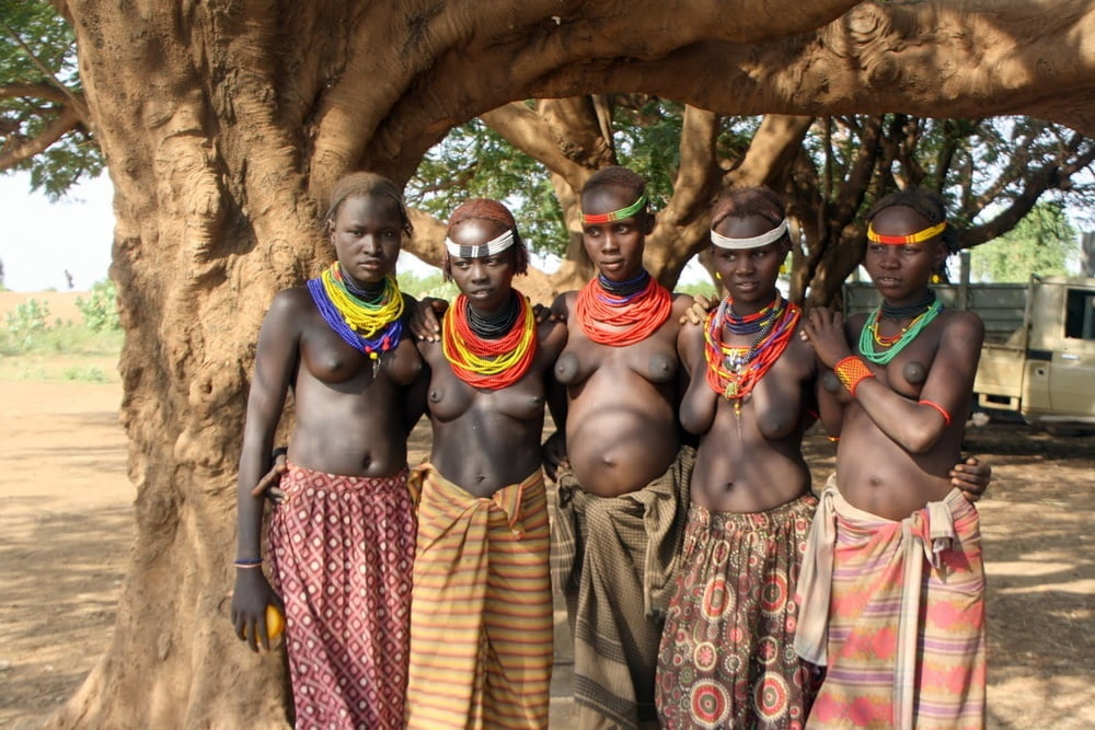 アフリカの部族 - 美しい女性のグループ
 #92695999